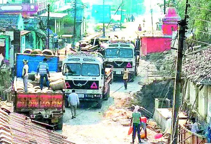 Traffic collision on the National Highway | राष्ट्रीय महामार्गावर वाहतुकीची कोंडी Traffic collision on the National Highway | राष्ट्रीय महामार्गावर वाहतुकीची कोंडी