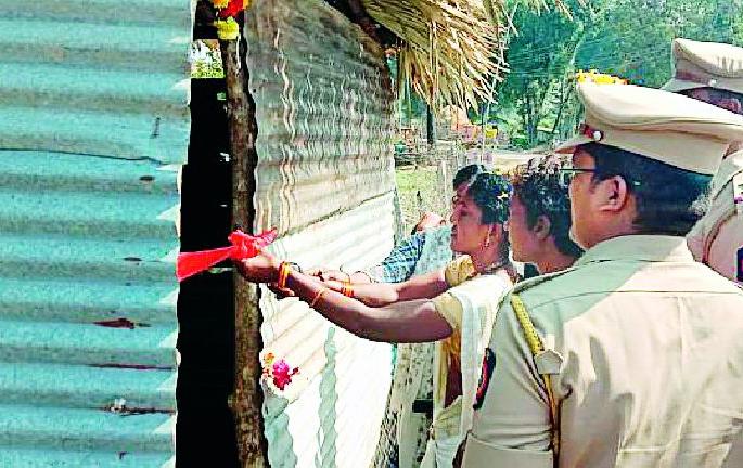 Mad woman gets shelter | वेडसर महिलेला मिळाला निवारा Mad woman gets shelter | वेडसर महिलेला मिळाला निवारा