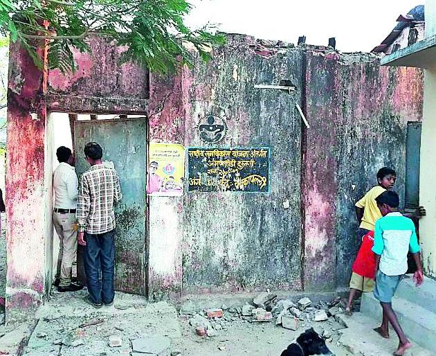 The roof of the anchorage collapsed | अंगणवाडीचे छत कोसळले The roof of the anchorage collapsed | अंगणवाडीचे छत कोसळले