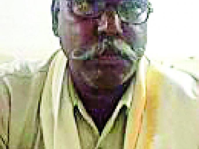 The father's father's footpiece was not declared as a martyr | शहीद घोषित न केल्याने जवानाच्या वडिलांची पायपीट The father's father's footpiece was not declared as a martyr | शहीद घोषित न केल्याने जवानाच्या वडिलांची पायपीट