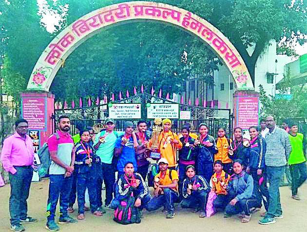 24 players of Lokbiradari shine | लोकबिरादरीचे २४ खेळाडू चमकले 24 players of Lokbiradari shine | लोकबिरादरीचे २४ खेळाडू चमकले