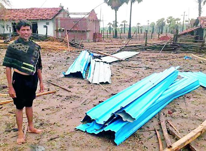 Storm hits Jimalgatta area | जिमलगट्टा परिसराला वादळाचा तडाखा Storm hits Jimalgatta area | जिमलगट्टा परिसराला वादळाचा तडाखा