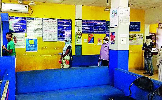 On the last day of the year, crowded banks rush | वर्षाच्या शेवटच्या दिवशी बँकांमध्ये उसळली गर्दी On the last day of the year, crowded banks rush | वर्षाच्या शेवटच्या दिवशी बँकांमध्ये उसळली गर्दी