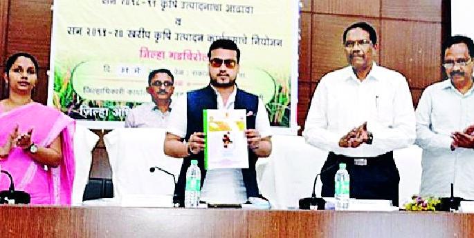Guide the farmers to the dam on the crops | बांधावर जाऊन शेतकऱ्यांना पिकांबाबत मार्गदर्शन करा Guide the farmers to the dam on the crops | बांधावर जाऊन शेतकऱ्यांना पिकांबाबत मार्गदर्शन करा