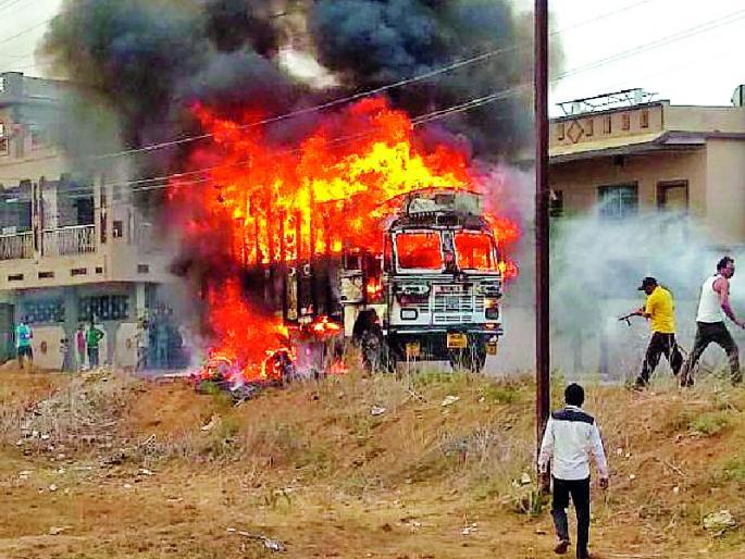 The sharksarkit burned the cotton truck | शार्टसर्किटने कापसाचा ट्रक जळाला The sharksarkit burned the cotton truck | शार्टसर्किटने कापसाचा ट्रक जळाला