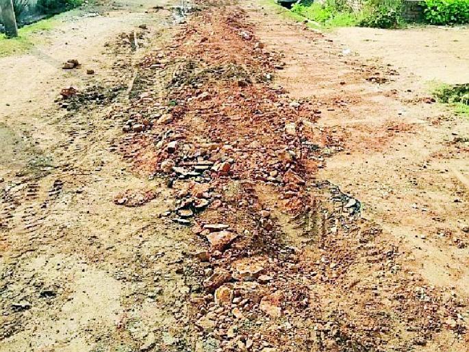 Roads excavated for drainage | ड्रेनेजसाठी खोदलेले रस्ते ‘जैसे थे’