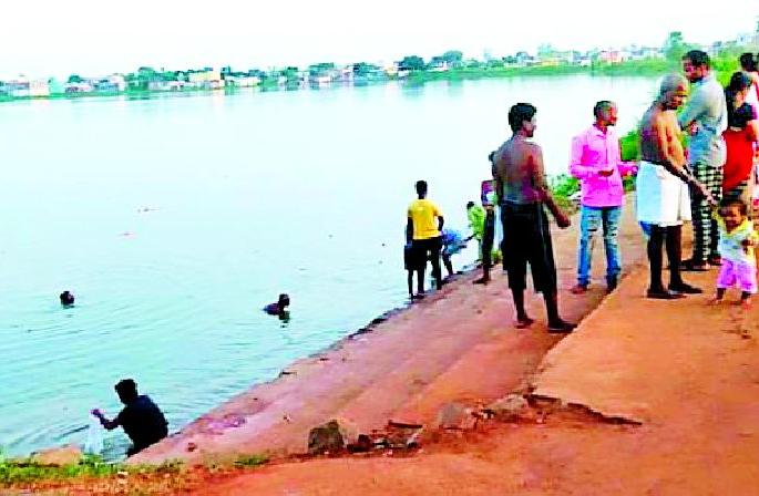 Back to the creation of artificial ponds | कृत्रिम तलाव निर्मितीकडे पाठ Back to the creation of artificial ponds | कृत्रिम तलाव निर्मितीकडे पाठ