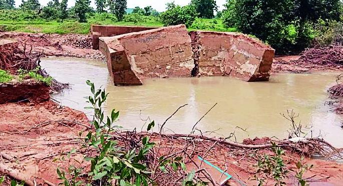 In the first rainy season the port was carried away | पहिल्याच पावसाळ्यात बंधारा गेला वाहून