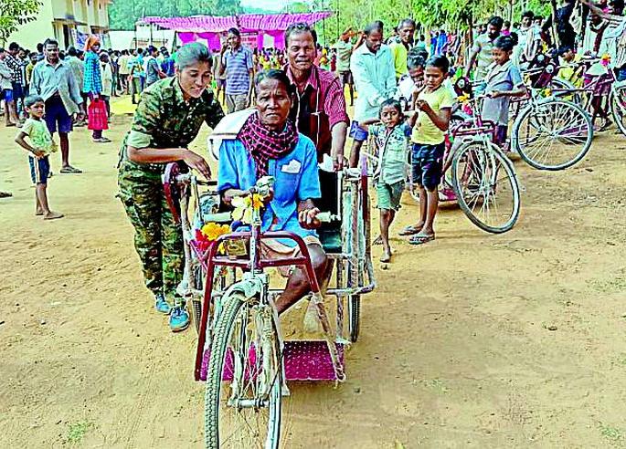 Smile on the faces of 'those' cripples in remote areas | अन् दुर्गम भागातील ‘त्या’ दिव्यांगांच्या चेहऱ्यावर फुलले हसू