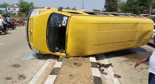 School bus hit by truck, nine students injured | स्कूल बसला ट्रकची धडक, नऊ विद्यार्थी जखमी