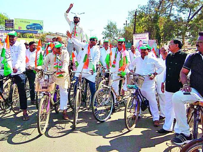 Congress office bearer cyclist | काँग्रेसचे पदाधिकारी सायकलवर Congress office bearer cyclist | काँग्रेसचे पदाधिकारी सायकलवर
