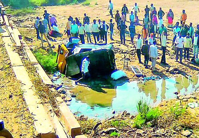 The driver killed the driver collapsing in the river | ऑटो नदीत कोसळून चालक ठार