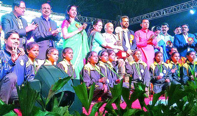 Sports have the courage to face challenges | खेळांनी आव्हाने पेलण्याचे धैर्य येते