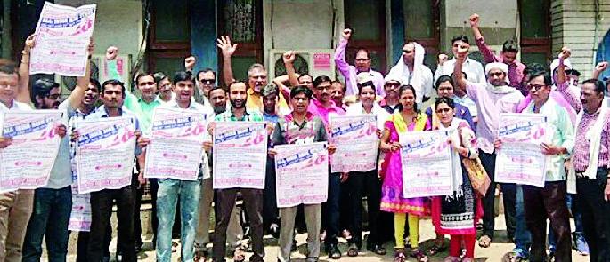 Businessmen and citizens due to strike by bank employees | बँक कर्मचाऱ्यांच्या संपामुळे व्यापारी व नागरिक अडचणीत