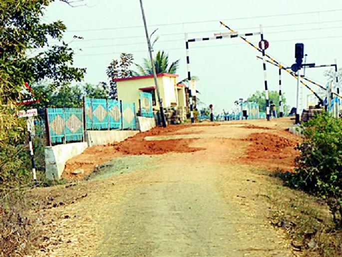 Trouble in the public due to high stakes | उंच फाटकामुळे जनता अडचणीत Trouble in the public due to high stakes | उंच फाटकामुळे जनता अडचणीत