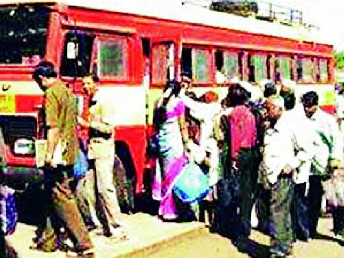The crowds in the ST buses have increased due to price rise | भाऊबिजेमुळे वाढली एसटी बसेसमधील गर्दी The crowds in the ST buses have increased due to price rise | भाऊबिजेमुळे वाढली एसटी बसेसमधील गर्दी