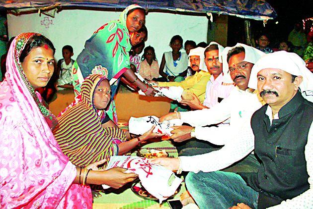 Bhai Bijlas gave support to the sisters | भाऊबीजेला दिली बहिणींना आधार भेट Bhai Bijlas gave support to the sisters | भाऊबीजेला दिली बहिणींना आधार भेट