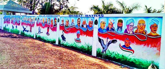 Avtarale Bharat Ratna on the superintendent's bungalow | पोलीस अधीक्षकांच्या बंगल्यावर अवतरले भारतरत्न