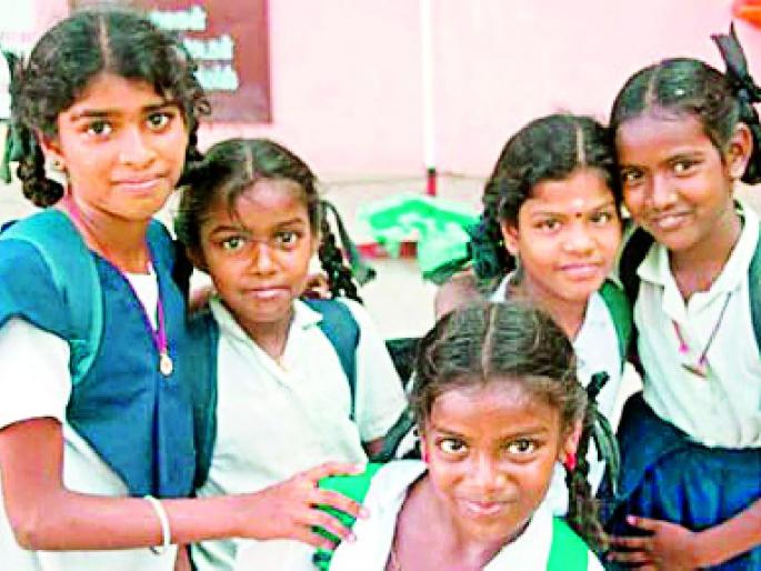 Out of school shown to students enrolled in school | शाळेत दाखल विद्यार्थ्यांना दाखविले शाळाबाह्य