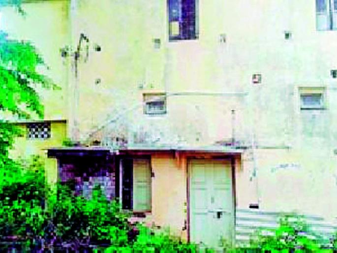 Dilapidated buildings become dangerous | जीर्ण इमारती बनल्या धोकादायक Dilapidated buildings become dangerous | जीर्ण इमारती बनल्या धोकादायक
