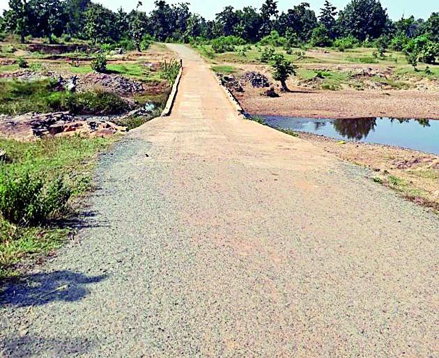 Invitation to the bridge accident on the Nallah | नाल्यावरील पूल अपघाताला आमंत्रण Invitation to the bridge accident on the Nallah | नाल्यावरील पूल अपघाताला आमंत्रण