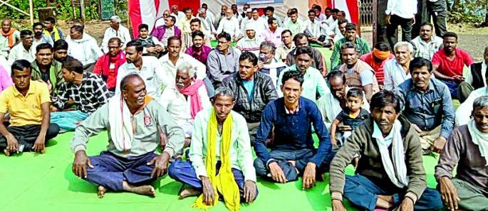 Farmers start chain fast on Etiadoh dam for irrigation | सिंचनासाठी शेतकऱ्यांचे इटियाडोह धरणावर साखळी उपोषण सुरू Farmers start chain fast on Etiadoh dam for irrigation | सिंचनासाठी शेतकऱ्यांचे इटियाडोह धरणावर साखळी उपोषण सुरू