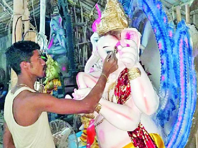 'Final Touch' being offered to idols | मूर्र्तींना दिला जातोय ‘फायनल टच’