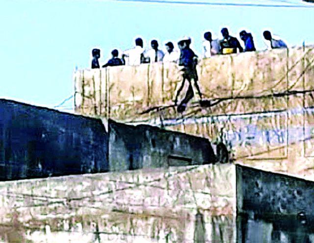 Stunts of NP School students | न.प.शाळेच्या विद्यार्थ्यांची स्टंटबाजी Stunts of NP School students | न.प.शाळेच्या विद्यार्थ्यांची स्टंटबाजी