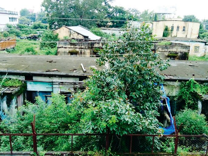 The family of police in the dilapidated building | जीर्ण इमारतीत पोलिसांच्या कुटुंबीयांचे वास्तव्य The family of police in the dilapidated building | जीर्ण इमारतीत पोलिसांच्या कुटुंबीयांचे वास्तव्य
