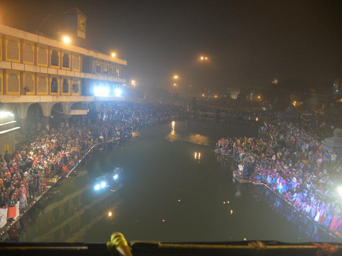 Thousands of lamps lit up ... | सहस्र दीपांनी उजळला गोदाकाठ... Thousands of lamps lit up ... | सहस्र दीपांनी उजळला गोदाकाठ...