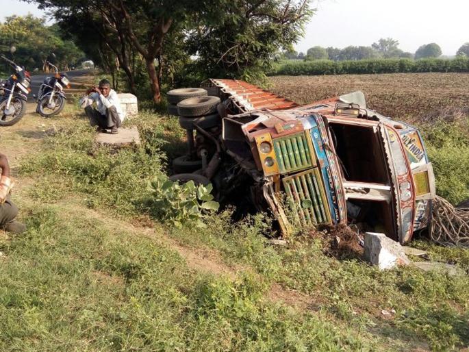 The truck carrying Gazelle fell into the bridge | गजाळी घेवून जाणारा ट्रक पुलात पडला The truck carrying Gazelle fell into the bridge | गजाळी घेवून जाणारा ट्रक पुलात पडला