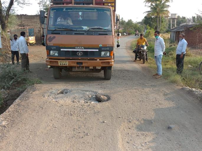 Rock drying right canal bridge collapse | खडक सुकेणे उजव्या कालव्याच्या पुलाची पडझड