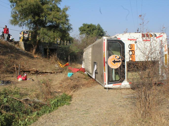 One killed, 15 injured in private bus accident | खाजगी बस उलटून एक ठार, १५ जखमी One killed, 15 injured in private bus accident | खाजगी बस उलटून एक ठार, १५ जखमी