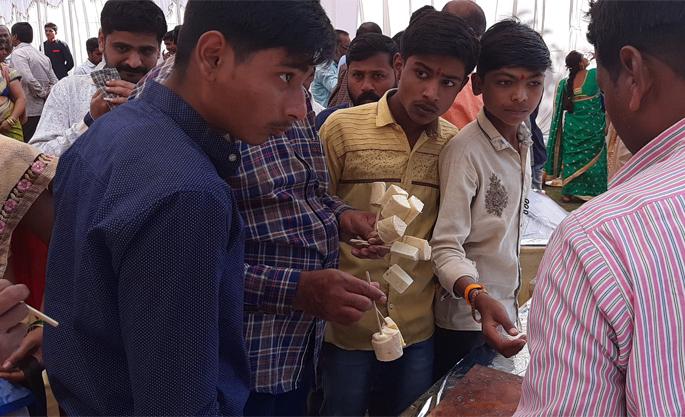 People demand for kulfi in cold wave | कडाक्याच्या थंडीतही कुल्फीवर वºहाडींच्या उड्या People demand for kulfi in cold wave | कडाक्याच्या थंडीतही कुल्फीवर वºहाडींच्या उड्या