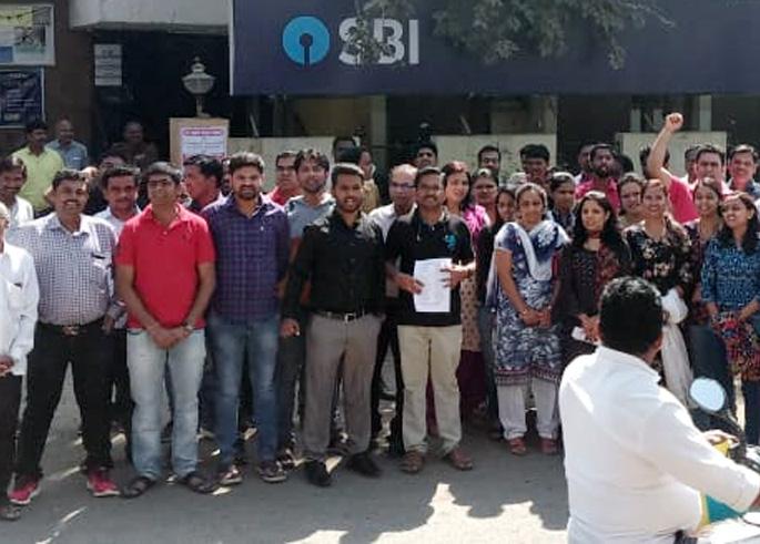 Bank employees hamper transactions | बँक कर्मचाऱ्यांच्या संपामुळे व्यवहार ठप्प Bank employees hamper transactions | बँक कर्मचाऱ्यांच्या संपामुळे व्यवहार ठप्प