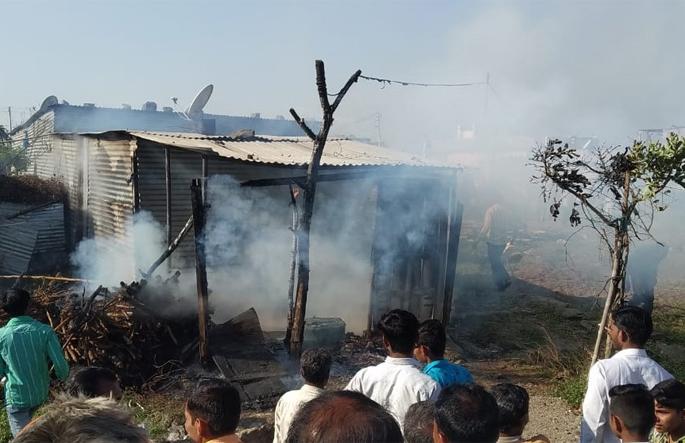 Acknowledgment of the worldly literature of fire | आगीत संसारोपयोगी साहित्य खाक Acknowledgment of the worldly literature of fire | आगीत संसारोपयोगी साहित्य खाक