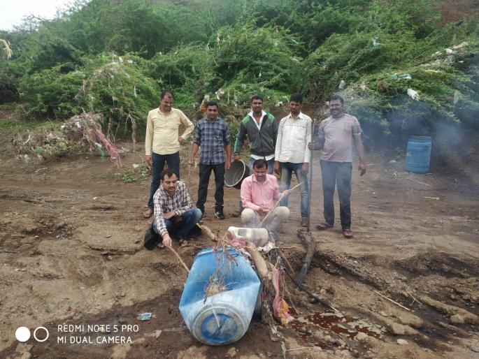 The secret method is to destroy the canister of alcohol | छुप्या पद्धतीचे गावठी दारूचे अड्डे उध्वस्त The secret method is to destroy the canister of alcohol | छुप्या पद्धतीचे गावठी दारूचे अड्डे उध्वस्त