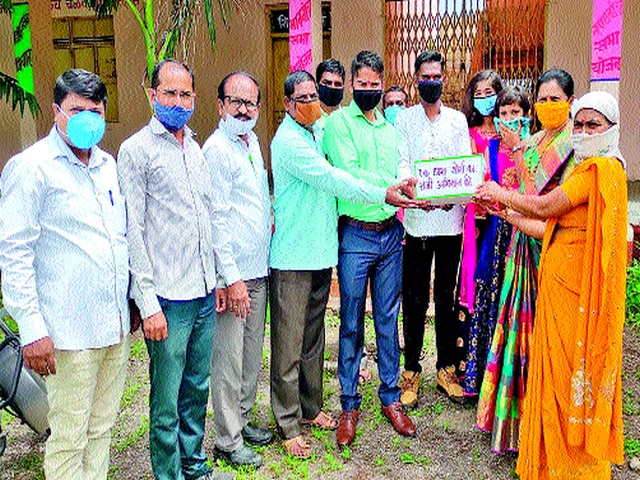 Khadakmalegaon school 'Ek Dhaga Shaurya Ka' | खडकमाळेगाव शाळेत ‘एक धागा शौर्य का’ Khadakmalegaon school 'Ek Dhaga Shaurya Ka' | खडकमाळेगाव शाळेत ‘एक धागा शौर्य का’