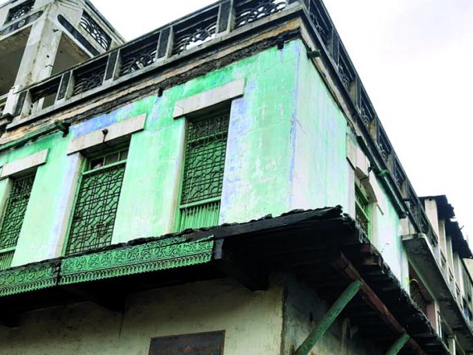 More than 6 buildings in Khamgaon city are dangerous | खामगाव शहरातील ४० पेक्षा अधिक इमारती धोकादायक More than 6 buildings in Khamgaon city are dangerous | खामगाव शहरातील ४० पेक्षा अधिक इमारती धोकादायक