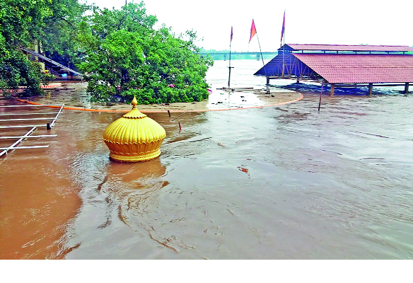 Rainbows; The loss of millions | पावसाचे थैमान; लाखोंचे नुकसान
