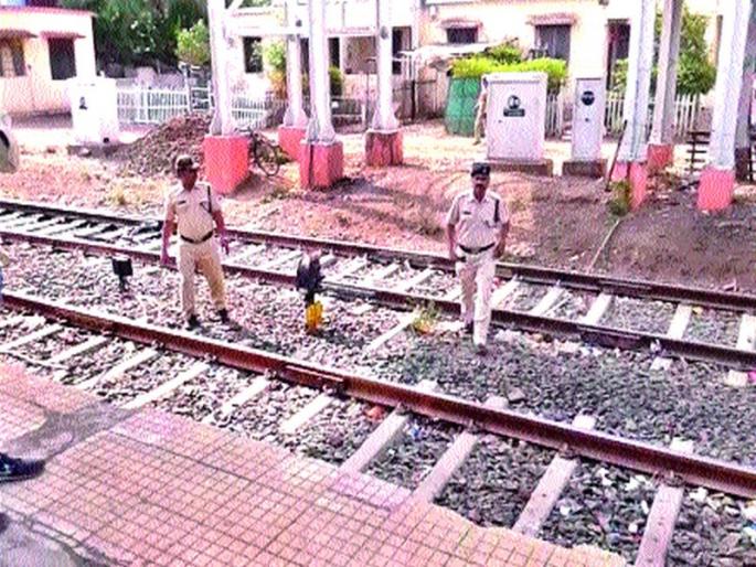 Brahmagnan tells travelers; Railway safety force is the only dry stone .. | प्रवाशांना सांगे ब्रह्मज्ञान; रेल्वे सुरक्षा बल मात्र कोरडे पाषाण.. Brahmagnan tells travelers; Railway safety force is the only dry stone .. | प्रवाशांना सांगे ब्रह्मज्ञान; रेल्वे सुरक्षा बल मात्र कोरडे पाषाण..