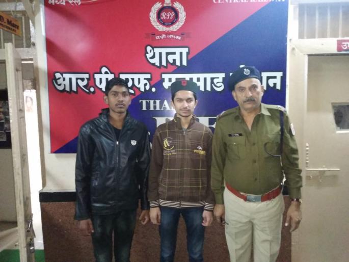 The rumors of stunters from viral video | व्हायरल व्हिडिओवरून स्टंटबाजांच्या आवळल्या मुसक्या The rumors of stunters from viral video | व्हायरल व्हिडिओवरून स्टंटबाजांच्या आवळल्या मुसक्या