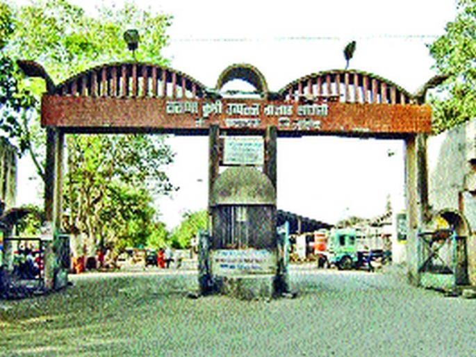 Pay for money in Devla, Yeola: Manmad ready for directors hangs on two market committees | देवळा, येवल्यात पैसे अदा : मनमाडला संचालकांची तयारी दोन बाजार समित्यांवर टांगती तलवार कायम Pay for money in Devla, Yeola: Manmad ready for directors hangs on two market committees | देवळा, येवल्यात पैसे अदा : मनमाडला संचालकांची तयारी दोन बाजार समित्यांवर टांगती तलवार कायम