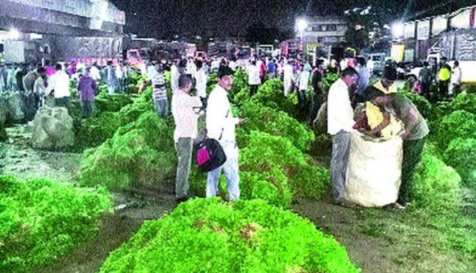 Access to retailers in the Market Committee closed | नाशिक बाजार समितीत किरकोळ विक्रेत्यांना प्रवेश बंद