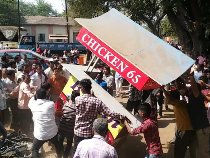 In Miraj, municipal officials-employees and shopkeepers scuffle | मिरजेत महापालिका अधिकारी-कर्मचारी आणि दुकानदार यांच्यात धक्काबुक्की In Miraj, municipal officials-employees and shopkeepers scuffle | मिरजेत महापालिका अधिकारी-कर्मचारी आणि दुकानदार यांच्यात धक्काबुक्की