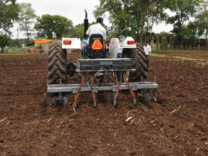 Tear off the bullock ring for torchlight | मशागतीसाठी बैलजोडी औताला फाटा Tear off the bullock ring for torchlight | मशागतीसाठी बैलजोडी औताला फाटा