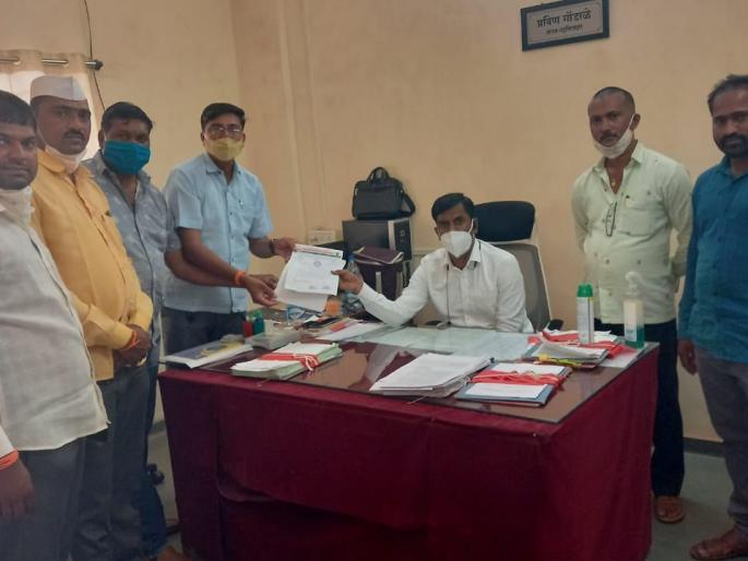 Statement for compensation due to strong winds | वादळी वाऱ्यामुळे नुकसानीची भरपाई मिळण्यासाठी निवेदन Statement for compensation due to strong winds | वादळी वाऱ्यामुळे नुकसानीची भरपाई मिळण्यासाठी निवेदन