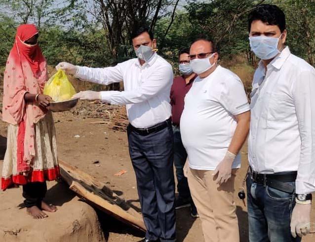 Distribution of essential items including food for martyrdom | शहाद्यात जेवणासह जीवनावश्यक वस्तूंचे वाटप Distribution of essential items including food for martyrdom | शहाद्यात जेवणासह जीवनावश्यक वस्तूंचे वाटप