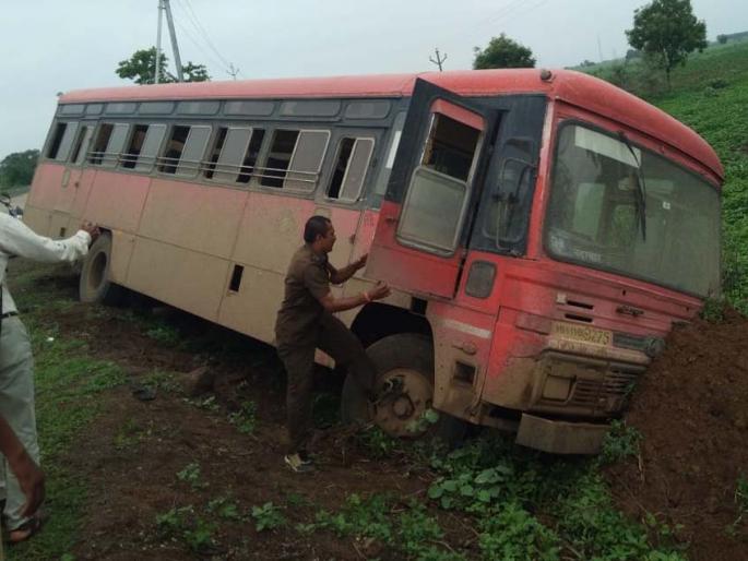 The bus crashed down the road | बस रस्त्याच्या खाली घसरून अपघात The bus crashed down the road | बस रस्त्याच्या खाली घसरून अपघात