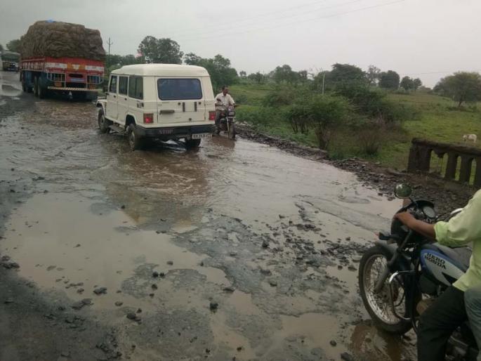 Warning of boycott on voting because road is not being repaired | रस्ता दुरुस्ती होत नसल्याने मतदानावर बहिष्काराचा इशारा Warning of boycott on voting because road is not being repaired | रस्ता दुरुस्ती होत नसल्याने मतदानावर बहिष्काराचा इशारा